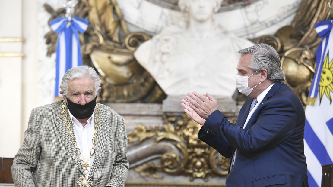 “Argentinos, por favor, quiéranse un poco más”: El mensaje de Mujica al ser condecorado por Alberto Fernández