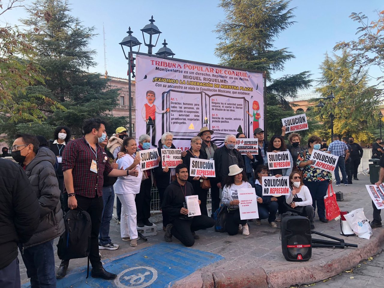 Vestidos de civiles, elementos de seguridad fuertemente armados vigilan protesta por la liberación de la Plaza de Armas en Saltillo