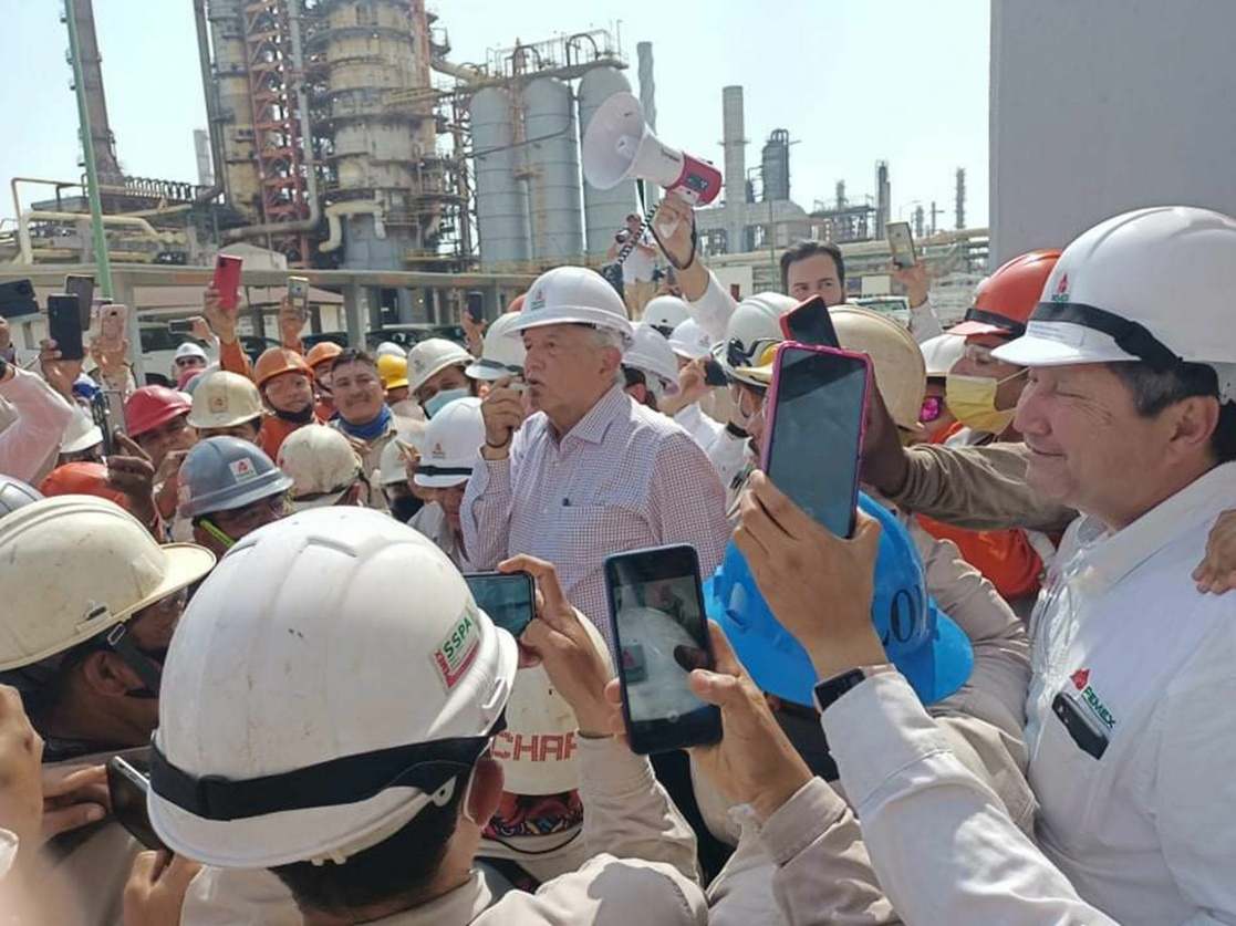 Tecnócratas robaron en refinerías 8 mil millones de dólares: López Obrador