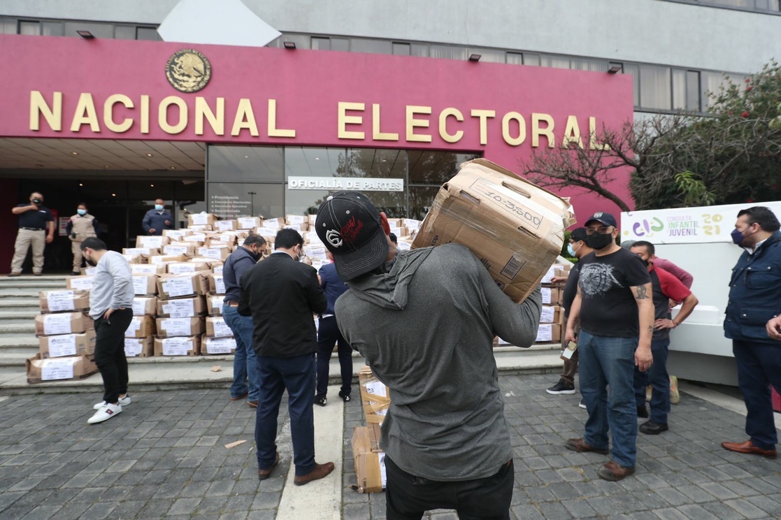 AMLO: el pueblo hará la consulta, si el INE la boicotea