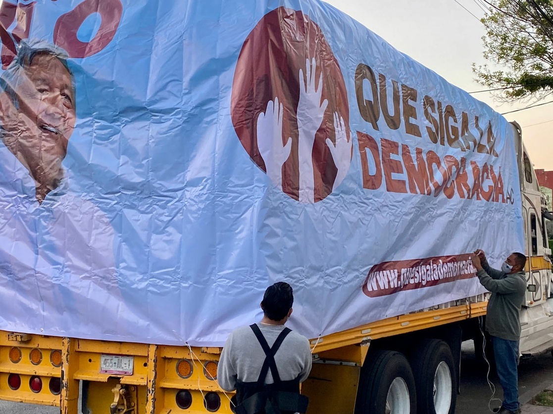 Entregan un millón 600 mil firmas más para la revocación