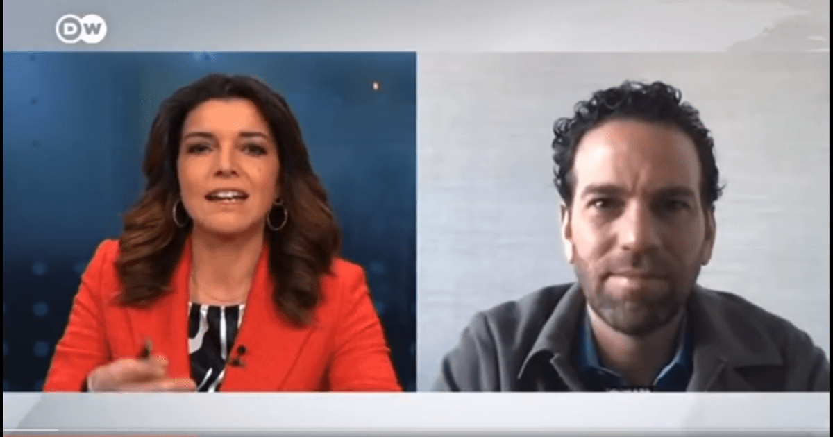 Periodista de DW exhibe a Loret de Mola en vivo