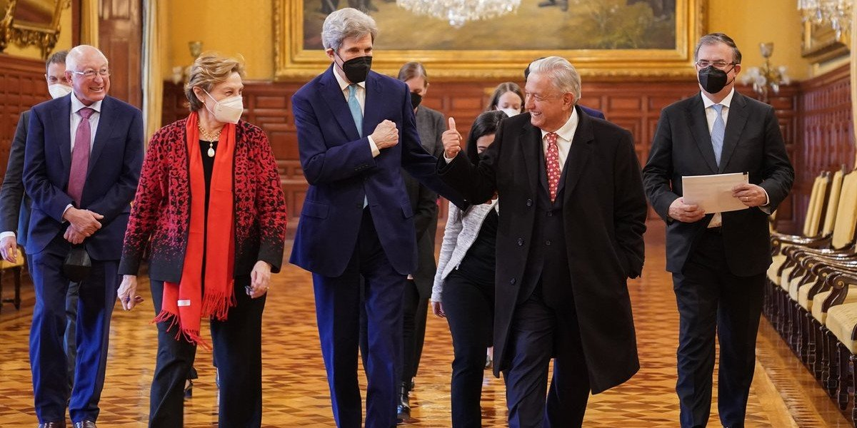 AMLO y Kerry abordan acelerar la transición a energías limpias; Ebrard habla del encuentro