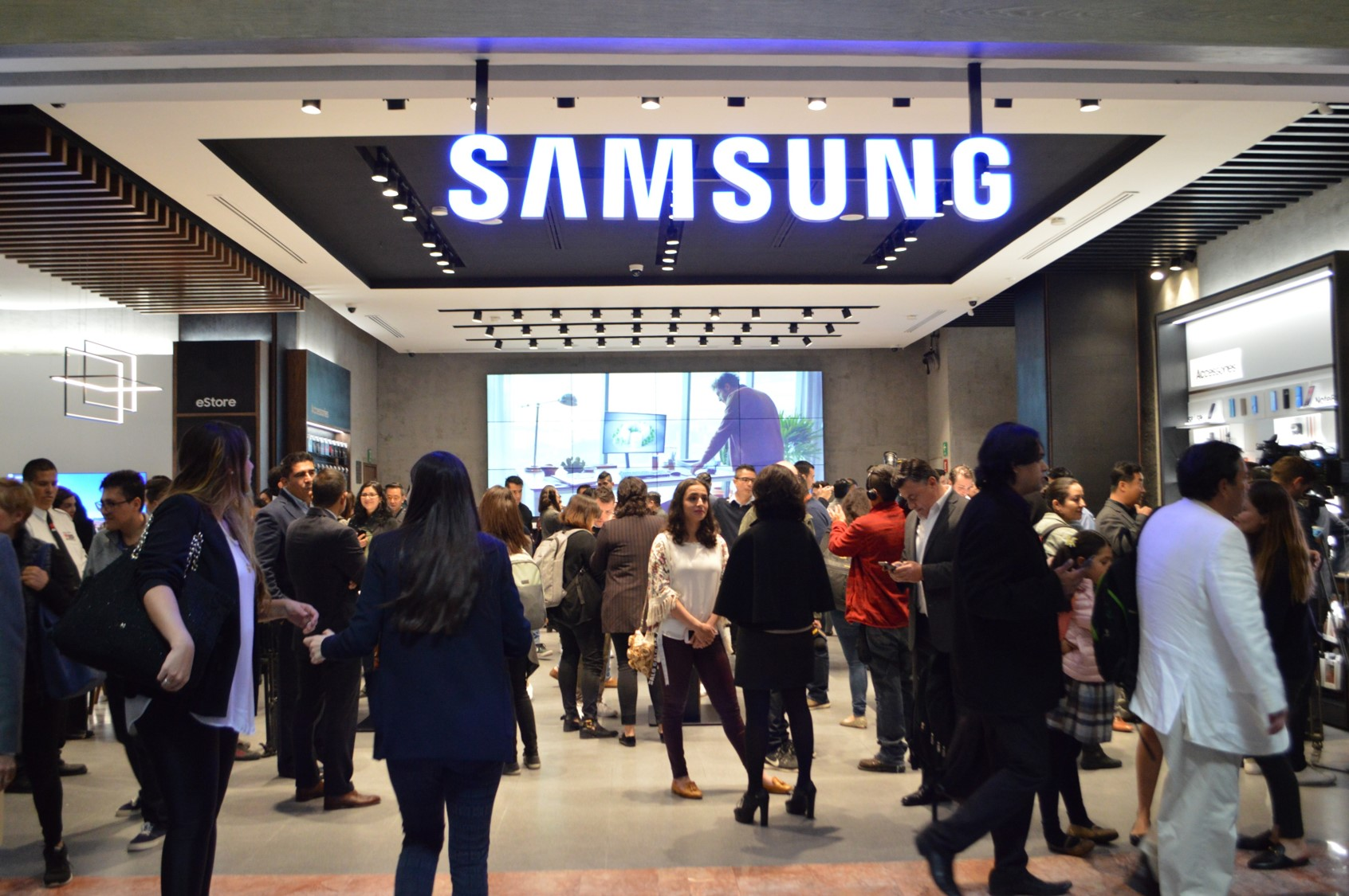 Ebrard anuncia inversión de 500 mdd de Samsung para aumentar producción de electrodomésticos en México