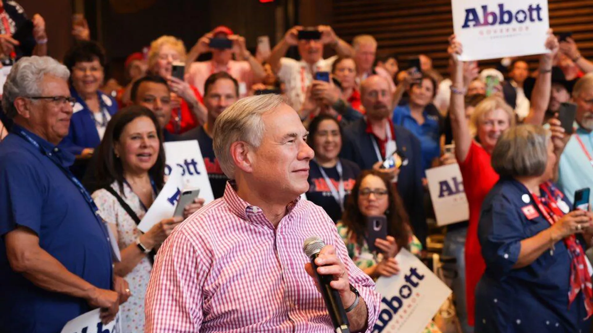 “Vulgar y retrógrada”: AMLO pone en su lugar al gobernador de Texas