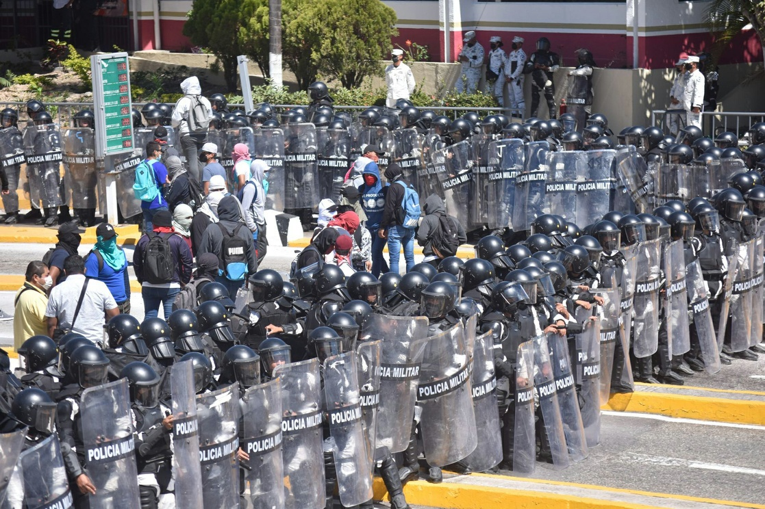 Por caso Ayotzinapa: FGR notifica a Sedena las órdenes para detener a 20 militares