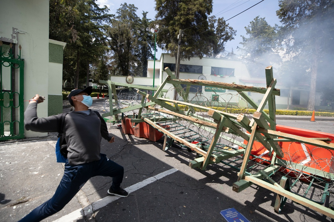Denuncia el gobierno al juez que exculpó a 120 por Ayotzinapa