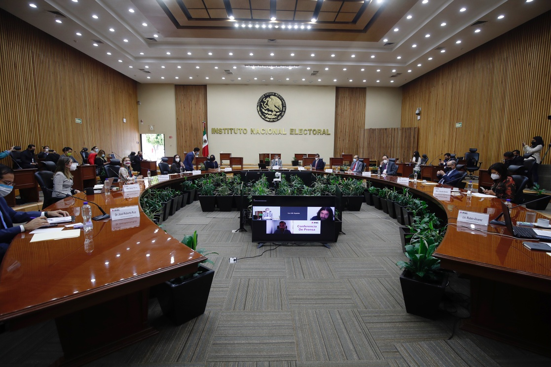 INE ocultó sondeo que favorece la reforma electoral