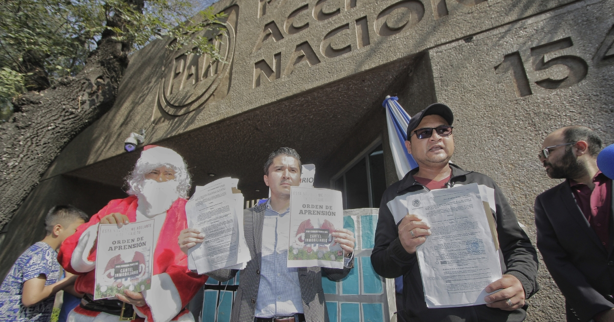 Víctimas del Cartel Inmobiliario exigen justcia afuera de el PAN