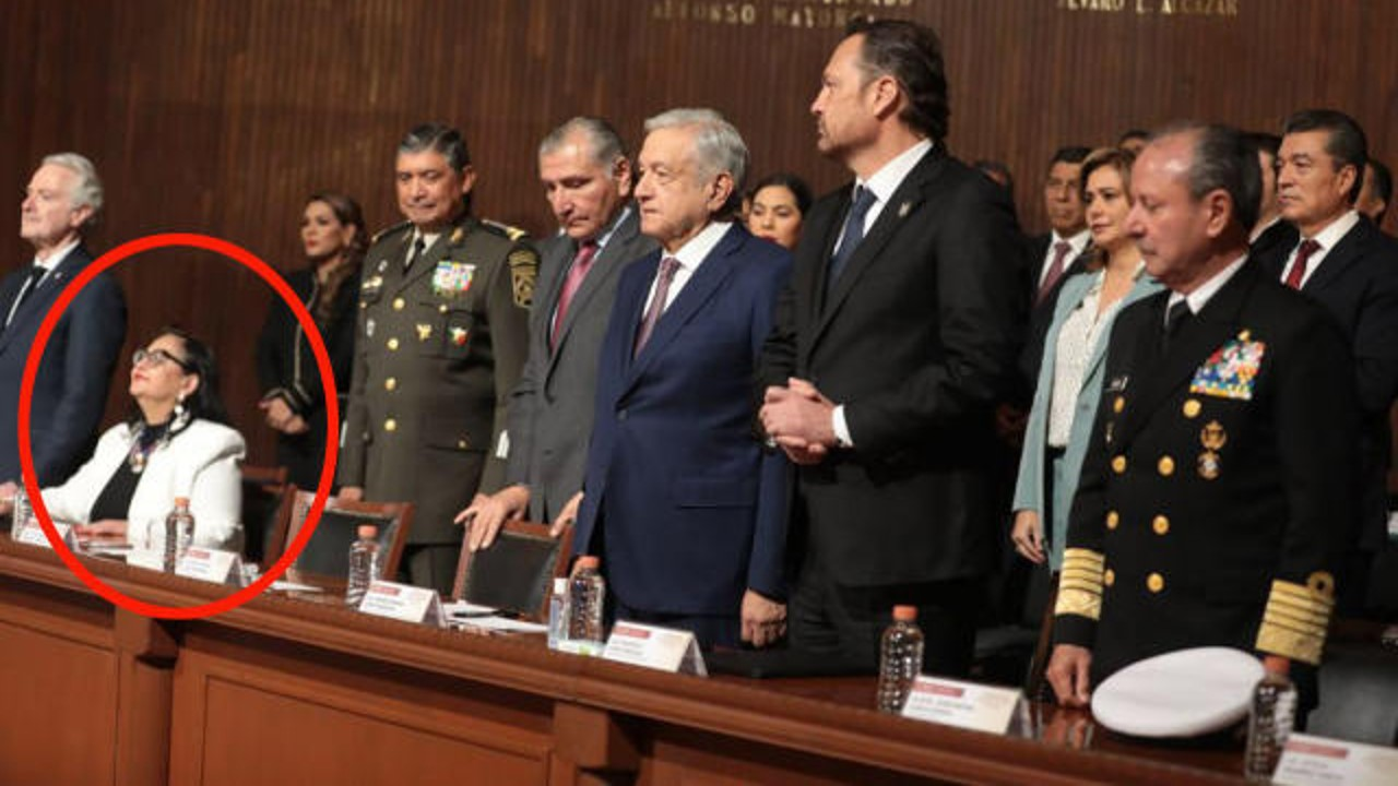La ministra sentada