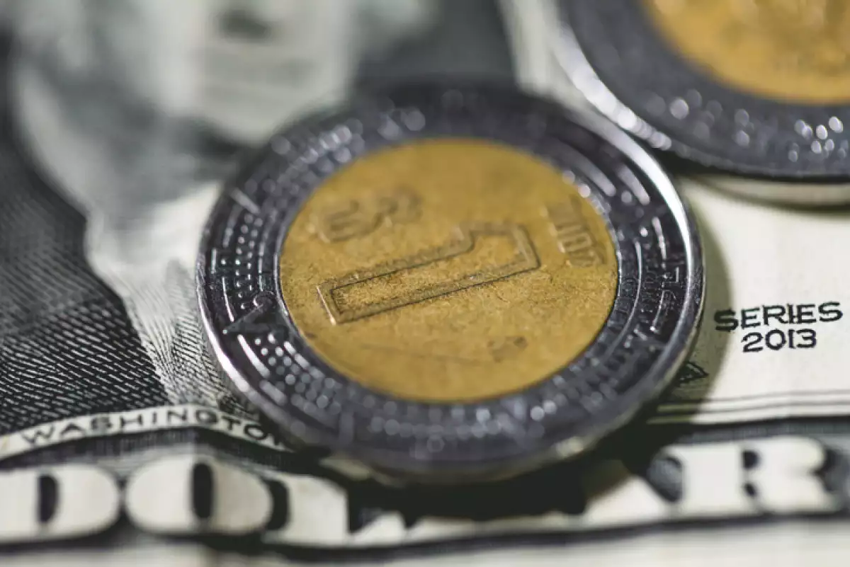 El superpeso registra su mejor nivel desde diciembre 2015: 16.89 por dólar